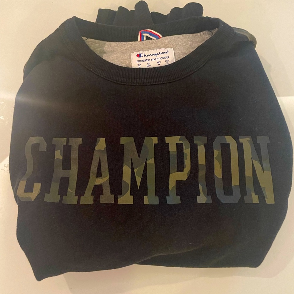 Champion | Crewneck | Army Graphics | Medium | Slightly Worn